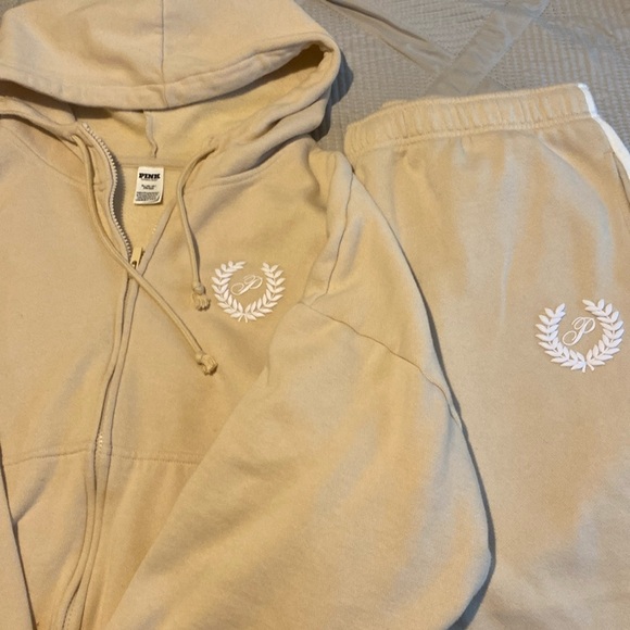 VS PINK Sweatsuit set. Sweatpants & zip up hoodie. Excellent condition! - Picture 1 of 6